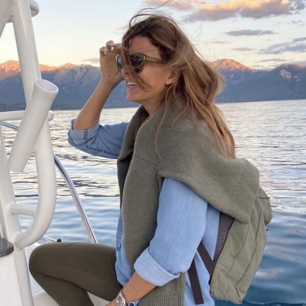 Déclic Femme célibataire sur bateau qui rie Déclic au Fancy Club